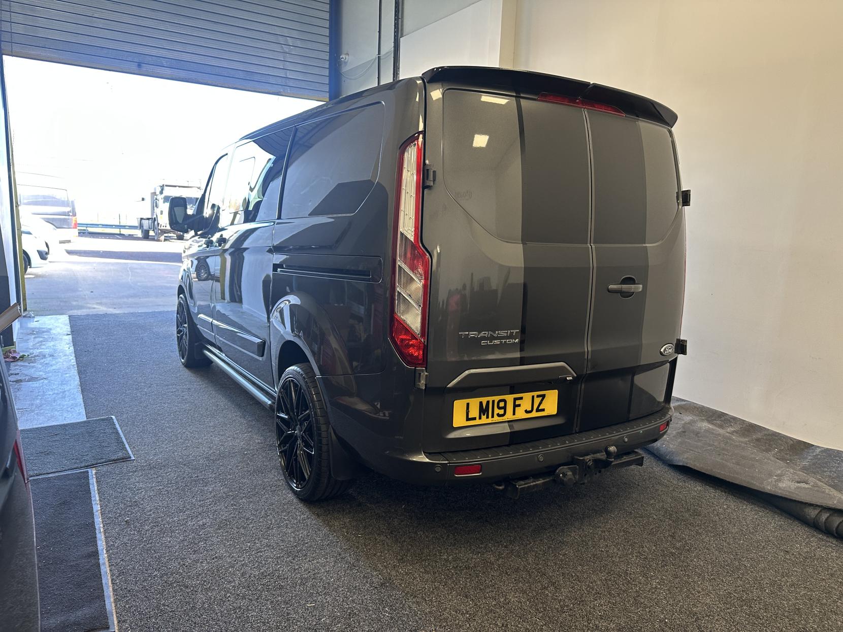 Ford Transit Custom 2.0 300 EcoBlue Limited Crew Van Double Cab 5dr Diesel Manual L1 H1 Euro 6 (6 Seat) (130 ps)