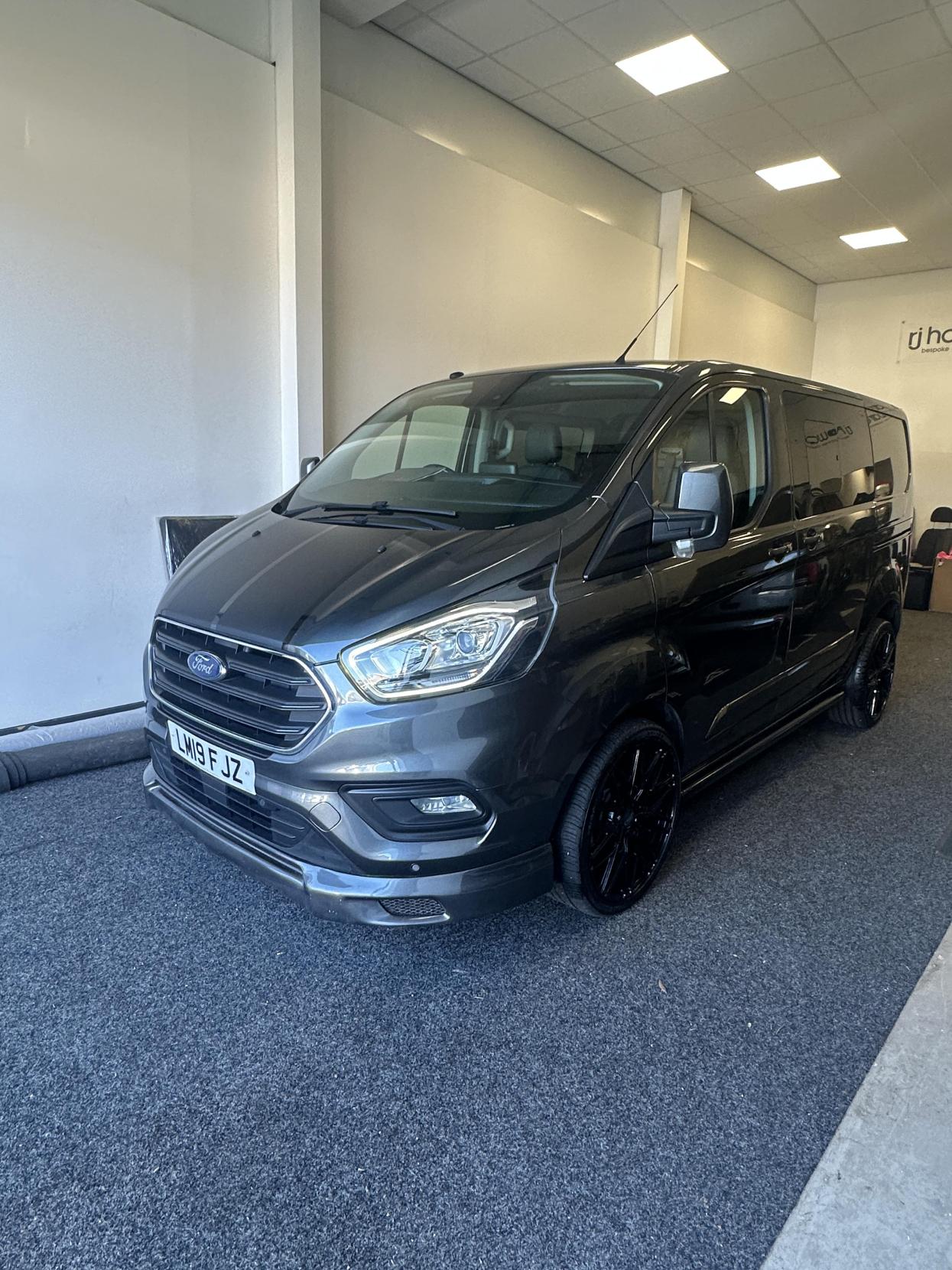 Ford Transit Custom 2.0 300 EcoBlue Limited Crew Van Double Cab 5dr Diesel Manual L1 H1 Euro 6 (6 Seat) (130 ps)